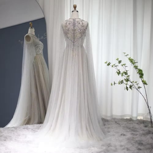 فستان من التل مع كيب خلفي طويل مطرز