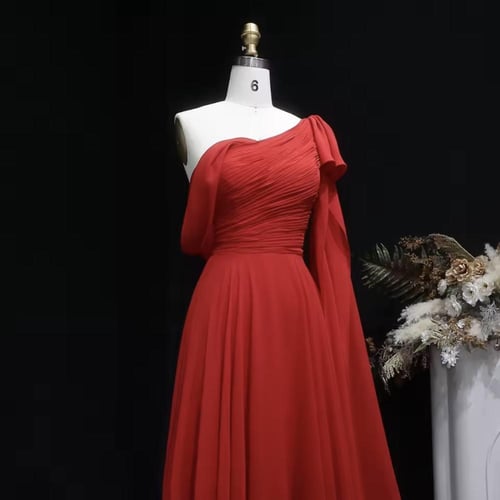 فستان احمر مع كيب من جهه واحده