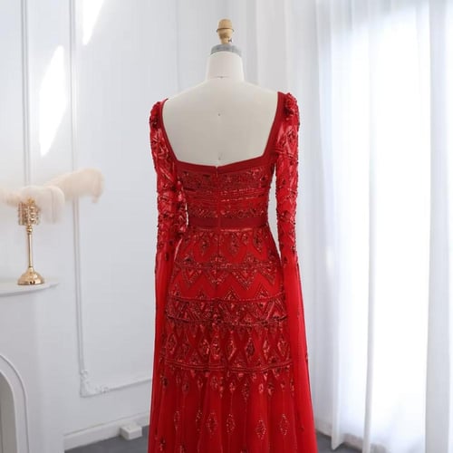 فستان سهرة مطرز بأكمام كيب