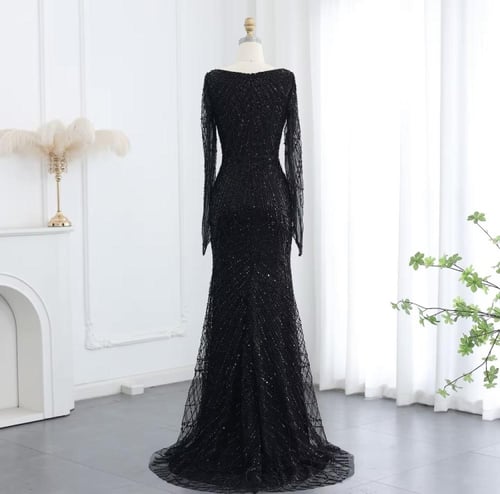 فستان ماسك بتطريز كامل وأكمام شفافه