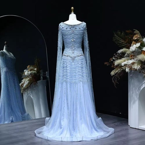 فستان فخم تطريز كامل وأكمام كيب