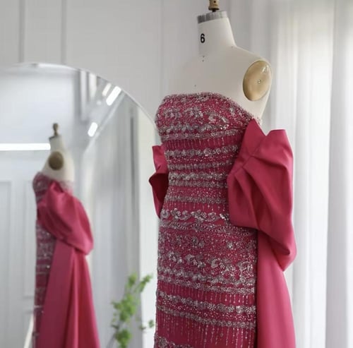 فستان سهره أنيق مع كيب خلفي طويل