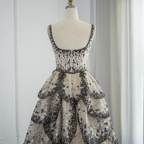 فستان فخم بطبقات مزينة بالفصوص والكرستالات