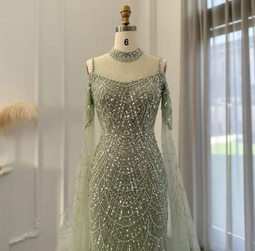 فستان سهره تل مطرز بأكمام كيب