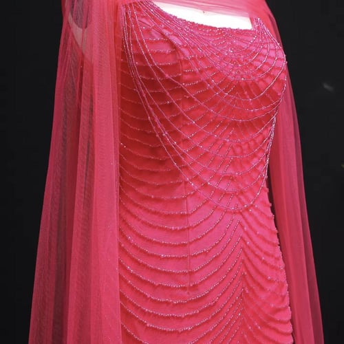 فستان ماسك باكمام كيب و تطريز سلاسل