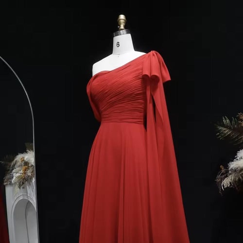 فستان احمر مع كيب من جهه واحده