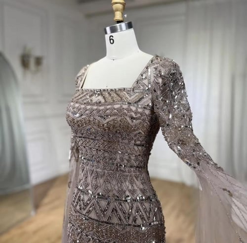 فستان تطريز كامل مع أكمام كيب شيفون