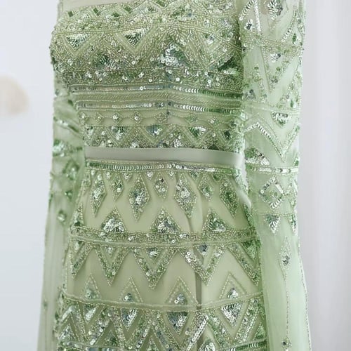 فستان سهرة مطرز بأكمام كيب