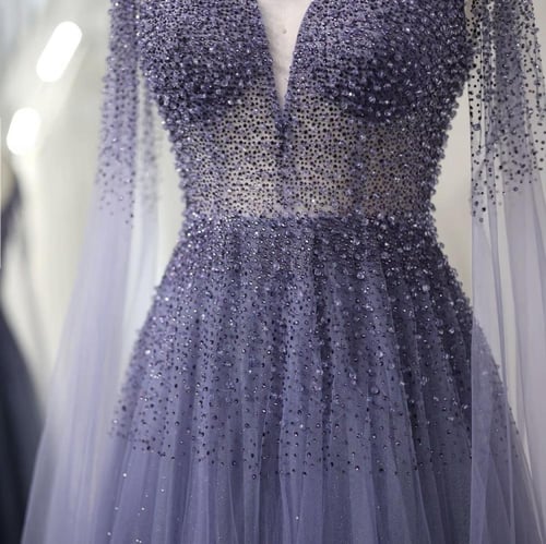 فستان مميز برقبة حرفV وأكمام كيب