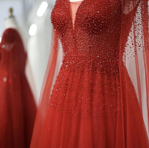 فستان مميز برقبة حرفV وأكمام كيب