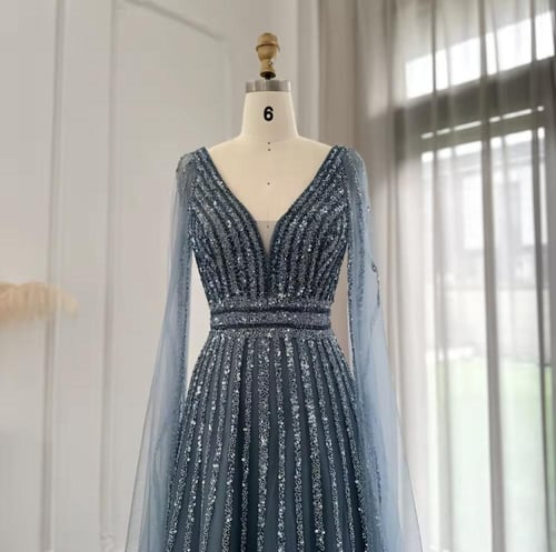 فستان بفتحة عنق على شكل V وأكمام كيب طويلة