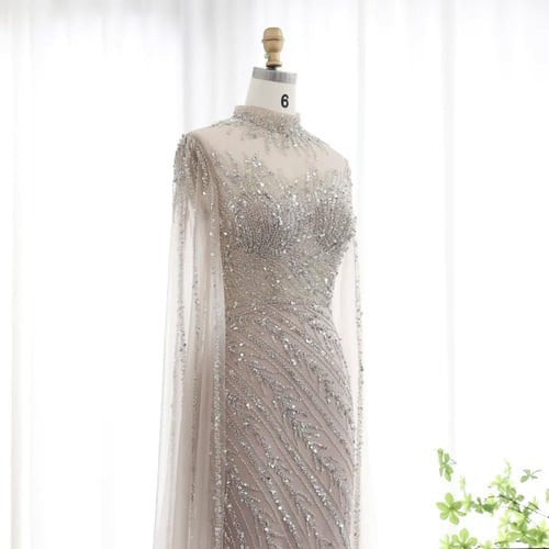 فستان فخم بتطريز كامل وأكمام كيب