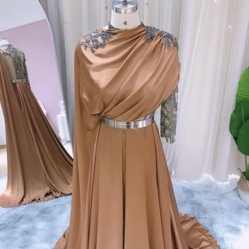 فستان ساتان مع حزام وظهر مكشوف