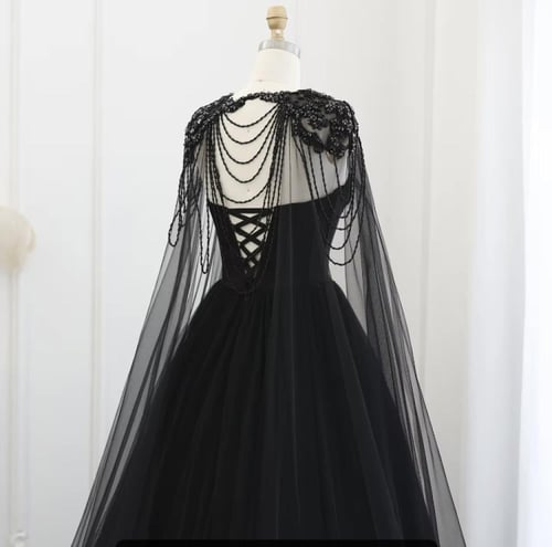 فستان فخم من التل المطرز مع كيب طويل من الخلف