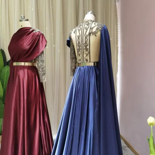 فستان ساتان مع حزام وظهر مكشوف