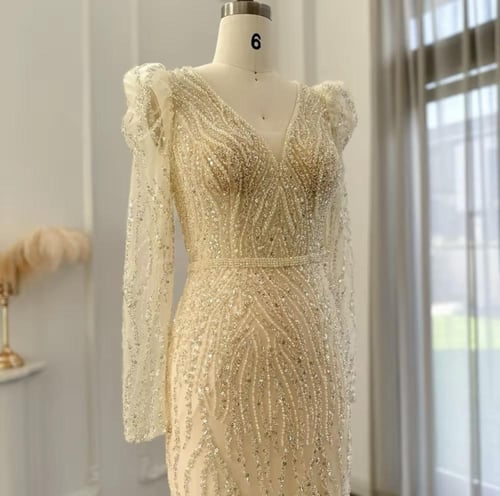 فستان بتطريز كامل وفتحة عنق V