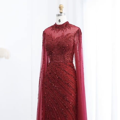 فستان فخم بتطريز كامل وأكمام كيب