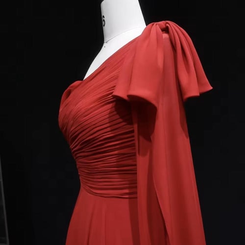 فستان احمر مع كيب من جهه واحده