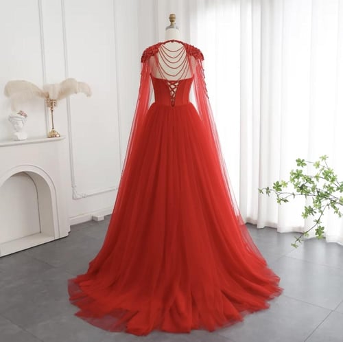 فستان فخم من التل المطرز مع كيب طويل من الخلف