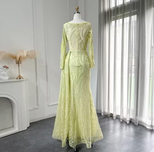 فستان راقي من التل المطرز مع ذيل جانبي