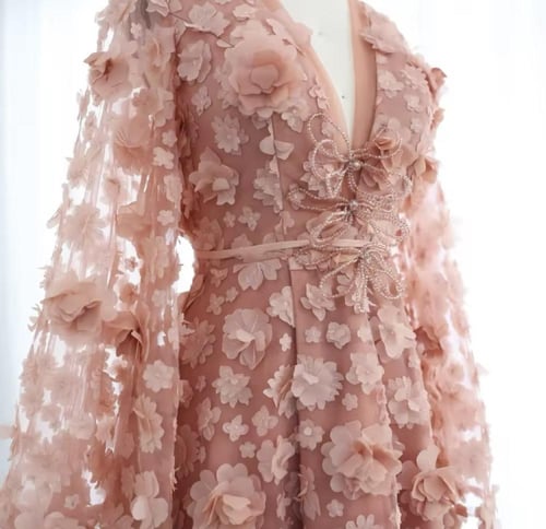 فستان بتصميم ورود مع فتحة عند الساق