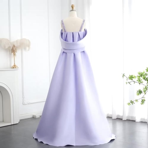 فستان ساتان ناعم مع كيب خلفي طويل