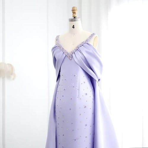 فستان ساتان ناعم مع كيب خلفي طويل