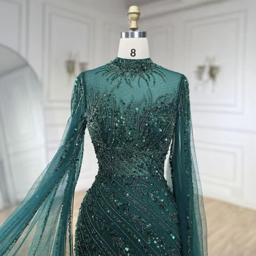 فستان فخم بتطريز كامل وأكمام كيب