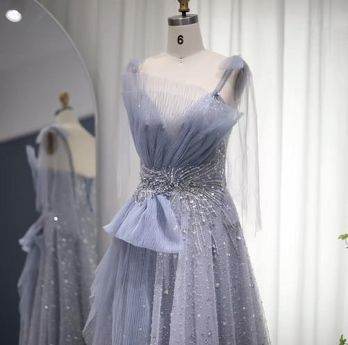 فستان من التل مع تطريز على الخصر