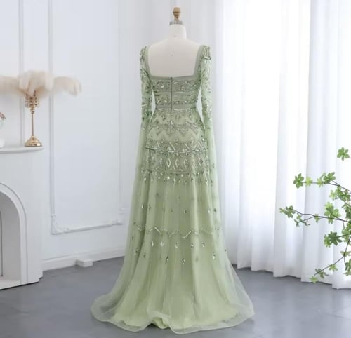 فستان سهرة مطرز بأكمام كيب