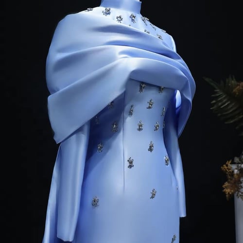 فستان محتشم مزين بالكرستالات وذيل طويل