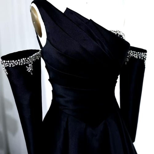 فستان اوف شولدر مع كرستال على الصدر