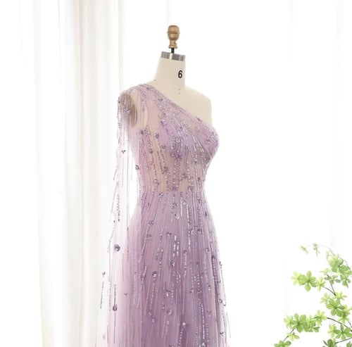 فستان تطريز كامل بكتف مكشوف وكم كيب