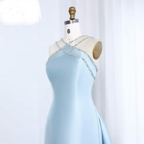 فستان ناعم بسلاسل كرستال على الكتف