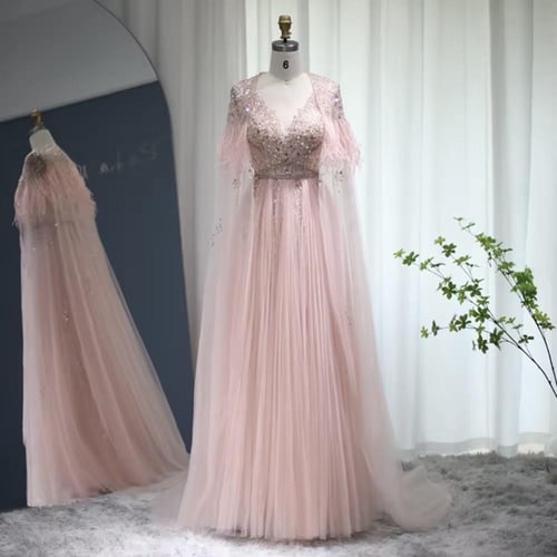 فستان تل بتطريز على الصدر ومزين بالريش