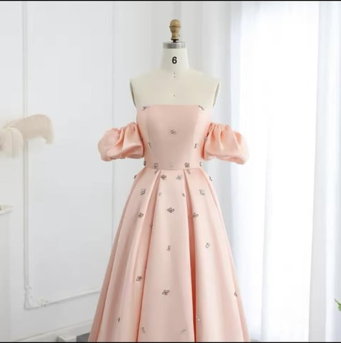 فستان ناعم من الساتان أوف شولدر