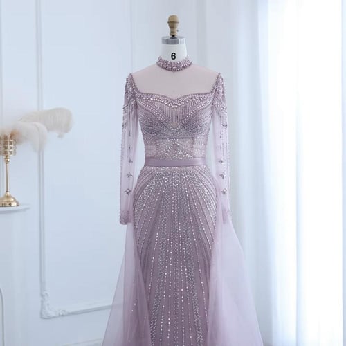 فستان فخم بتطريز كامل وذيل خلفي طويل