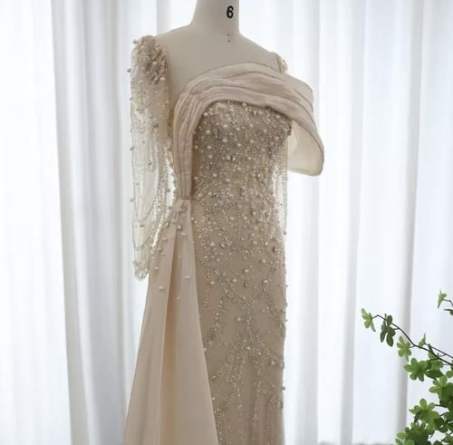 فستان طويل مطرز