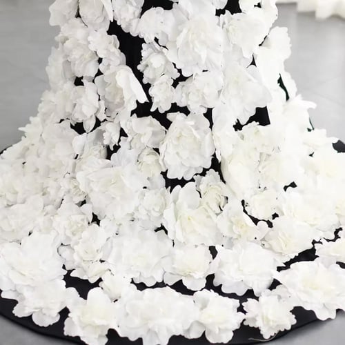 فستان مخمل مزين بالورود بأكمام طويلة