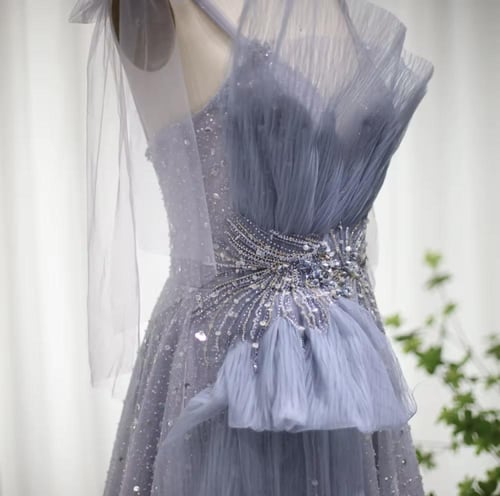 فستان من التل مع تطريز على الخصر