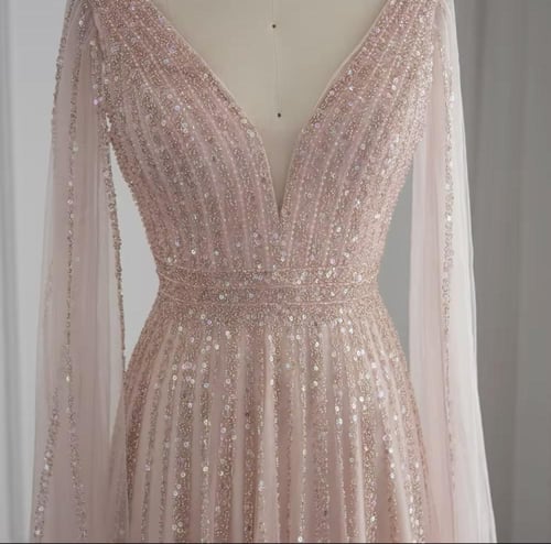 فستان بفتحة عنق على شكل V وأكمام كيب طويلة