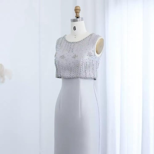 فستان فخم على شكل توب مزين بالفصوص من اسفل