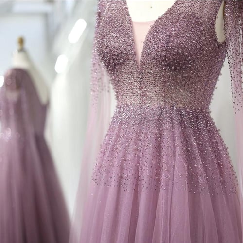 فستان مميز برقبة حرفV وأكمام كيب