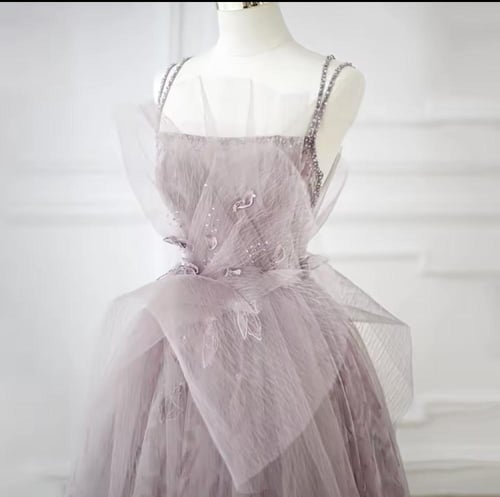 فستان فخم من التل مزين بأشرطة أزهار