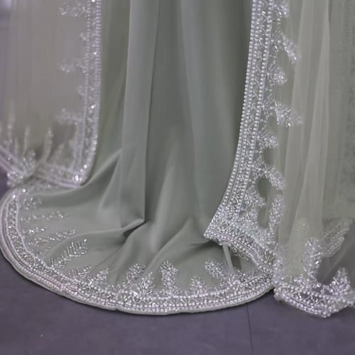 فستان ناعم بأكمام كيب مطرزة