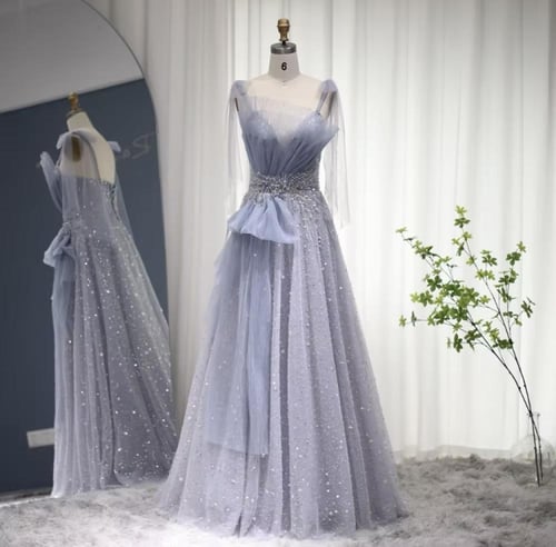 فستان من التل مع تطريز على الخصر