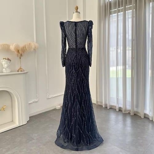 فستان بتطريز كامل وفتحة عنق V