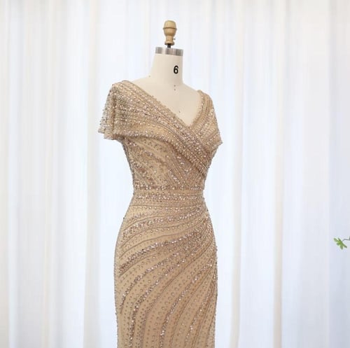 فستان ماسك على الجسم مزين بالكريستال