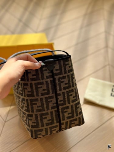شنطة فندي FENDI