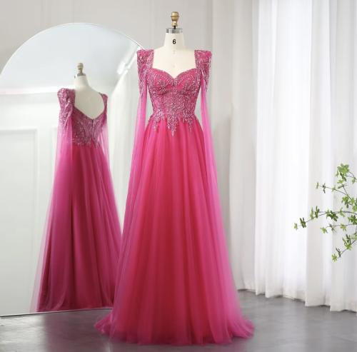 فستان فخم باللون الفوشي مع أكمام كيب